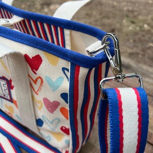 Brightonröd Vit Och Du Mini Tote Patriotisk Hjärtväska 4 juli Axelremsväska Sommar Americana Gåva NWT Bomullskanvasväska Fyrverkeritryck bild 20