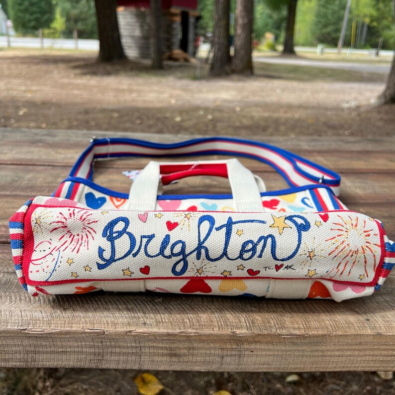 Brightonröd Vit Och Du Mini Tote Patriotisk Hjärtväska 4 juli Axelremsväska Sommar Americana Gåva NWT Bomullskanvasväska Fyrverkeritryck bild 4