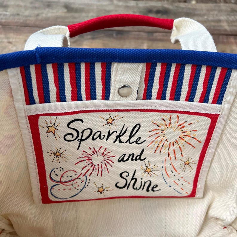 Brightonröd Vit Och Du Mini Tote Patriotisk Hjärtväska 4 juli Axelremsväska Sommar Americana Gåva NWT Bomullskanvasväska Fyrverkeritryck bild 9