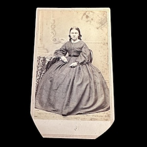 CDV Carte De Visite uit 1860 van een zittende dame Nashua NH