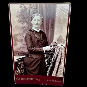 Kabinetkaart Foto goed geklede vrouw Elmer Chickering Boston op voor- en achterkant: