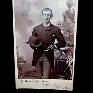 Kabinett Karte Fotografie gut gekleideten jungen behandschuhten Gentleman mit Bowler und Swagger Stick