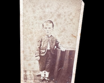 Cartão de Visita (CDV) da década de 1860 retratando um menino bem vestido, Portsmouth, NH, com marca de identificação no verso.