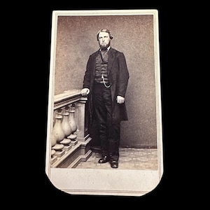 Carte de visite CDV del 1860 raffigurante un uomo in piedi con un fantastico marchio sul retro di Nashua NH