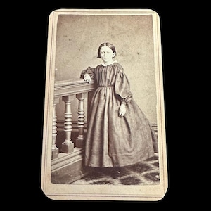CDV Carte De Visite uit 1860 van een staand meisje met belastingstempel Albany NY