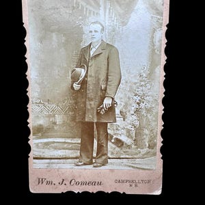 Kabinett Karte Foto Gut gekleideter Gentleman mit Krempe Hut Wm J Comeau Campbellton N.B.  Rückseitig gemarkt