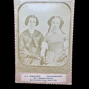 Fotografia su scheda di gabinetto, copia di un dagherrotipo di madre e figlia che si tengono per mano. Marchio frontale di H.C. Townsend, Wappinger Falls, NY