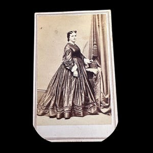 CDV Carte De Visite uit 1860 van een volledig staande vrouw met Springfield MA BM