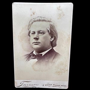 Kabinetkaart Fotovignet van een heer met bril Turner Boston op voor- en achterkant