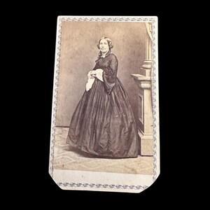 Carte de visite CDV del 1860 raffigurante una donna in piedi con marchio Fuller Madison sul retro
