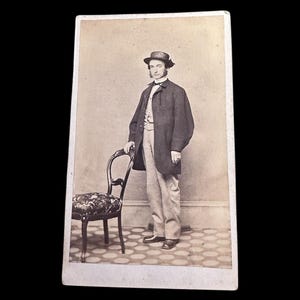 1860 CDV Carte De Visite van een Absolute Dandy Wonderful Hat and Chops Worcester MA