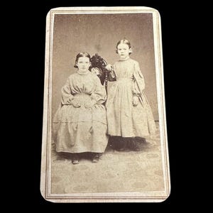 CDV Carte De Visite uit 1860 van twee jonge zussen met belastingstempel Moravië NY