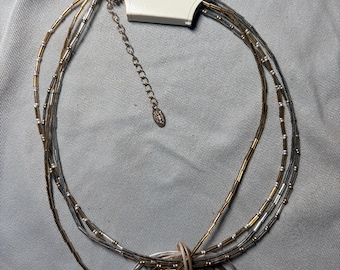 Collar llamativo vintage de Laura Ashley con múltiples hilos y anillos de metales mixtos.