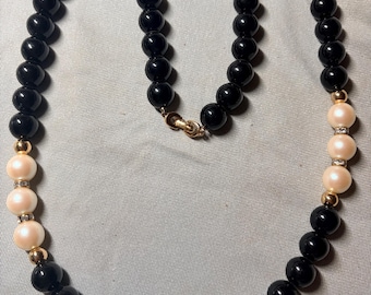 Collar vintage de estilo art déco de los años 80 con cuentas negras, perlas de imitación y separadores de diamantes de imitación en forma de rondel. Joyería clásica sin firma.
