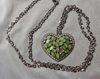 Collar con colgante de corazón de mosaico de diamantes de imitación verdes de estilo vintage / Cadena de eslabones plateada brillante
