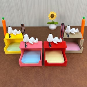 Snoopy anteckningsblockshållare med pennmugg | Söt skrivbordsorganisatör och klisterlappshållare | Rolig kontorspresent, lärarpresent, Snoopy skrivbordsdekor bild 6
