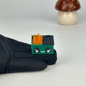 Juguete de escritorio LED con forma de pequeño contenedor de basura en llamas: Regalo de broma kawaii