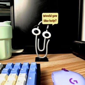 Clippy Desk Toy with Custom Text Sign – Funny Office Decor, Personalized Paperclip Figure, Retro Desk Gift, Y2K Coworker Gag Gift