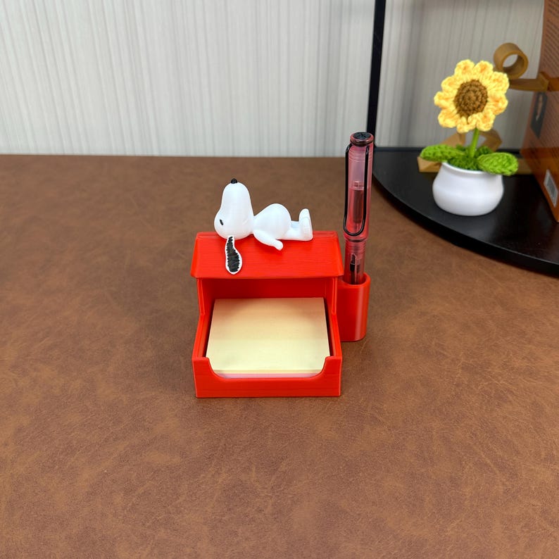 Snoopy anteckningsblockshållare med pennmugg | Söt skrivbordsorganisatör och klisterlappshållare | Rolig kontorspresent, lärarpresent, Snoopy skrivbordsdekor Red