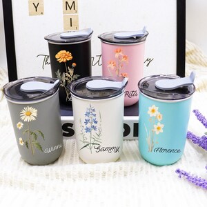Copas de vino personalizadas con tapas, tazas portátiles con flores de cumpleaños personalizadas, regalos de dama de honor, regalos conmemorativos para amantes y amigos