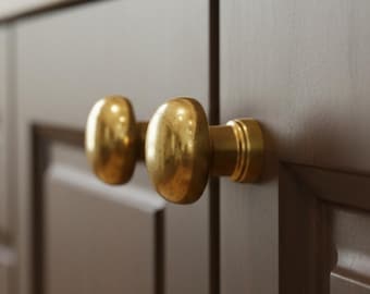 Boutons d'armoire en laiton non laqué, poignées de tiroir en laiton massif, poignées de placard faites main, boutons de cuisine anciens