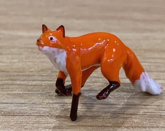 Hand-Painted Red Fox Figurine – Miniature Woodland Animal Sculpture, Fairy Garden Accessory