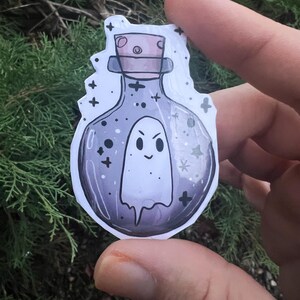 Adesivo de Vinil Fantasma Malvado e Bonito em Garrafa – Design Assustador e Caprichoso | Estética Mágica, Decoração de Fantasia Gótica