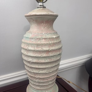 Vintage gerippte Keramik Tischlampe: Pastellrosa & grüne Boho Beleuchtung