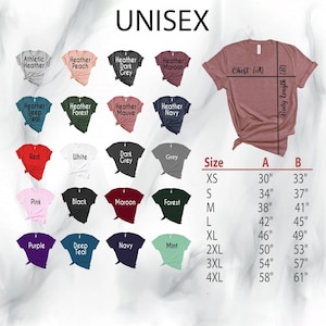 Op de afbeelding: Unisex T-shirt maattabel met metingen in inches voor borst en lichaamslengte. De tabel toont maten XS tot 4XL en kleuropties voor de T-shirts.