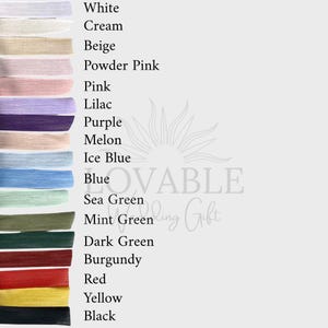 Puede incluir: Una carta de colores con muestras de tela en varios tonos, incluyendo blanco, crema, beige, rosa, morado, azul, verde, rojo, amarillo y negro. Cada color est&aacute; etiquetado. El logotipo de "LOVABLE Wedding Gift" se encuentra en el fondo.