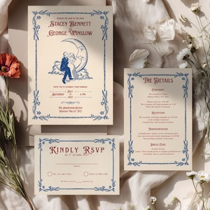 Op de afbeelding: Een trouwkaarten set op crèmekleurig papier met blauwe bloemenranden en rode tekst. De hoofdkaart bevat een illustratie van een maansikkel met een koppel. Inclusief een detailkaart en een RSVP-kaart met lijnen voor gastreacties.