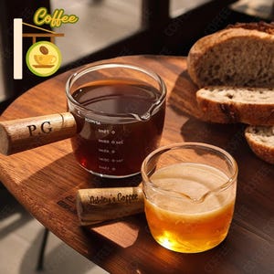 Misurini per caffè personalizzati da 75 ml con manico in legno, misurino in vetro inciso, manico in noce fatto a mano, beccuccio singolo, regali per le feste