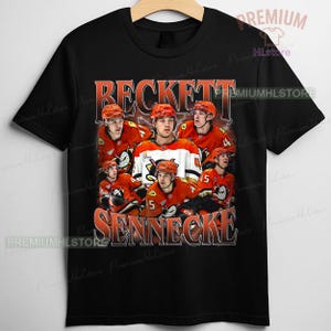 Puede incluir: Un letrero de madera hecho a mano con la palabra "Welcome" en estilo manuscrito. El letrero blanco tiene un acabado envejecido y una pequeña hoja verde en la parte superior. Para decoración del hogar.