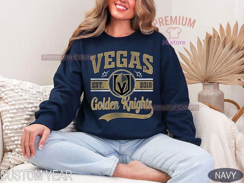 Puede incluir: Sudadera azul marino con la inscripci&oacute;n dorada "VEGAS Golden Knights". El dise&ntilde;o incluye el logotipo del equipo y el a&ntilde;o "2016". La sudadera es de manga larga y cuello redondo.