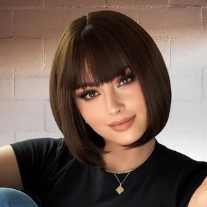 Stylish Short Straight Wig with Bangs – Brown Black Synthetic Hairpiece for Women, Daily Wear, Cosplay, Party, Heat-Resistant