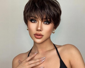 Donkerbruine pixiepruik: pluizige pony, hittebestendig synthetisch haar