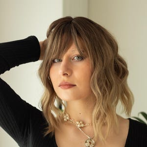 Women Blonde Bob Wig with Bangs – Short Wavy Ombre Blonde Synthetic Wig, Dark Roots, Natural Look, Daily Wear Hairpiece