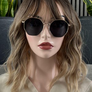 Short Ash Blonde Wavy Bob Wig with Bangs Ombre Blonde Synthetic Wig with Dark Roots – 14” Heat-Resistant Natural Looking Hair