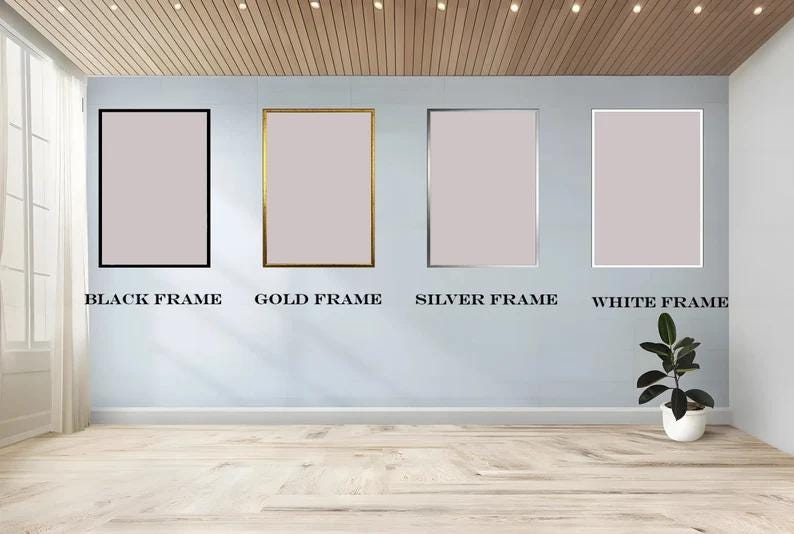 Pu&ograve; includere: Quattro opere d'arte incorniciate con diversi stili di cornice: nera, dorata, argentata e bianca. Ogni cornice circonda un'immagine rettangolare rosa chiaro. Il testo sottostante indica il colore della cornice. Una pianta in vaso &egrave; nell'angolo.
