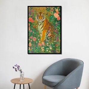 Pu&ograve; includere: Stampa artistica incorniciata con una tigre in un ambiente floreale. La tigre ha strisce arancioni e nere, con il ventre bianco. Lo sfondo &egrave; pieno di fiori colorati nei toni del rosa, viola e verde.
