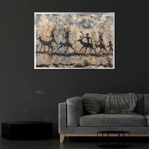 Pu&ograve; includere: Opera d'arte da parete incorniciata con un dipinto rupestre in bianco e nero raffigurante figure a cavallo di cervi. L'opera &egrave; ambientata su uno sfondo strutturato beige e grigio, creando un'estetica rustica. La cornice &egrave; argentata.
