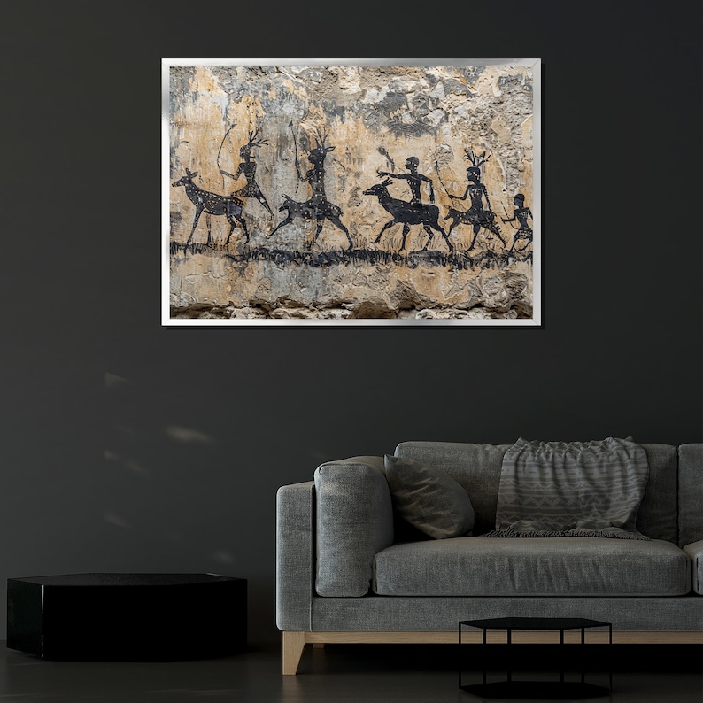 Pu&ograve; includere: Opera d'arte da parete incorniciata con un dipinto rupestre in bianco e nero raffigurante figure a cavallo di cervi. L'opera &egrave; ambientata su uno sfondo strutturato beige e grigio, creando un'estetica rustica. La cornice &egrave; argentata.