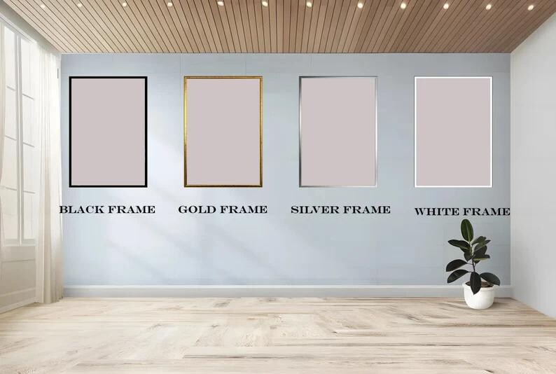 Pu&ograve; includere: Quattro opere d'arte incorniciate con diversi stili di cornice: nera, dorata, argentata e bianca. Ogni cornice circonda un'immagine rettangolare rosa chiaro. Il testo sottostante indica il colore della cornice. Una pianta in vaso &egrave; nell'angolo.