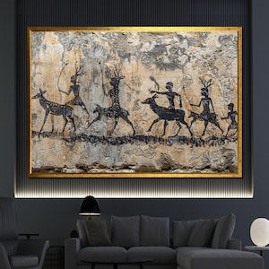 Pu&ograve; includere: Un'opera d'arte incorniciata raffigurante una scena di caccia preistorica. L'immagine presenta sagome nere di figure con archi e frecce, che inseguono cervi su uno sfondo strutturato beige e grigio. L'opera &egrave; racchiusa in una cornice dorata.