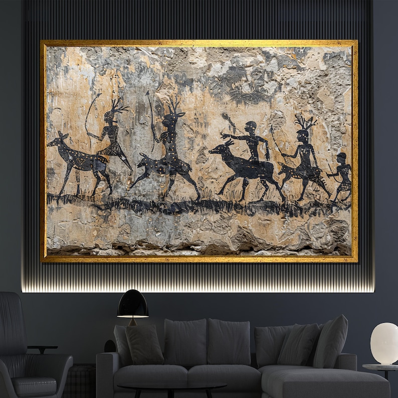 Pu&ograve; includere: Un'opera d'arte incorniciata raffigurante una scena di caccia preistorica. L'immagine presenta sagome nere di figure con archi e frecce, che inseguono cervi su uno sfondo strutturato beige e grigio. L'opera &egrave; racchiusa in una cornice dorata.
