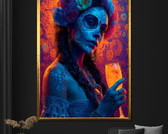 Puede incluir: Una impresión artística enmarcada que presenta a una mujer con pintura facial azul y una corona floral, sosteniendo una copa de champán. La obra de arte tiene una paleta de colores vibrantes de azul, naranja y dorado, con detalles intrincados y un tema del Día de Muertos.