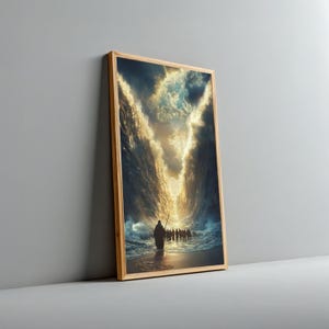 Puede incluir: Una impresión artística enmarcada representa figuras caminando a través de aguas divididas, con imponentes olas a ambos lados. La obra de arte presenta una paleta de colores cálidos con luz dorada y un marco de madera.