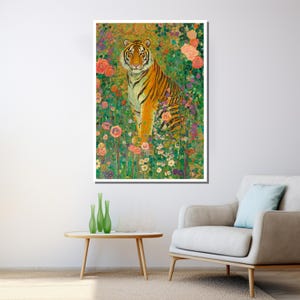 Pu&ograve; includere: Stampa artistica incorniciata raffigurante una tigre in un vivace giardino fiorito. La tigre ha strisce arancioni e nere, con uno sguardo fisso. L'opera d'arte &egrave; ricca di colori, tra cui verdi, rosa e gialli, creando una scena dettagliata.