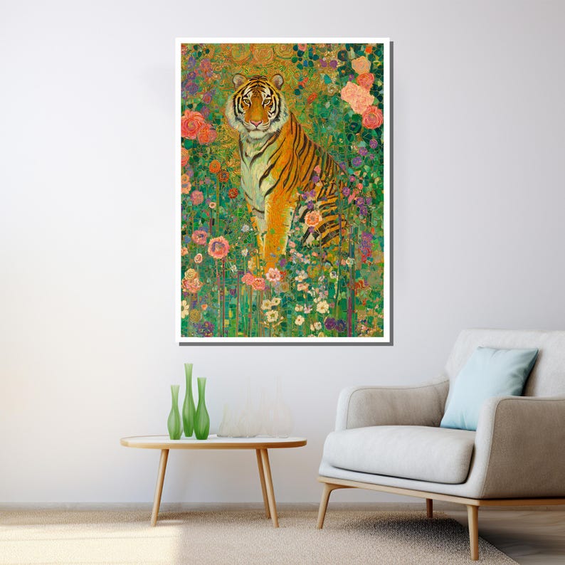 Pu&ograve; includere: Stampa artistica incorniciata raffigurante una tigre in un vivace giardino fiorito. La tigre ha strisce arancioni e nere, con uno sguardo fisso. L'opera d'arte &egrave; ricca di colori, tra cui verdi, rosa e gialli, creando una scena dettagliata.