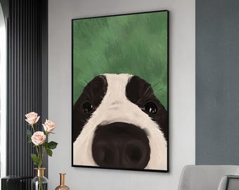 Könnte beinhalten: Gerahmter Leinwanddruck mit einer Nahaufnahme des Gesichts eines Hundes. Der Hund hat schwarz-weiße Markierungen, eine große schwarze Nase und dunkle Augen. Der Hintergrund ist ein strukturiertes Grün. Das Kunstwerk wird an einer Wand ausgestellt.